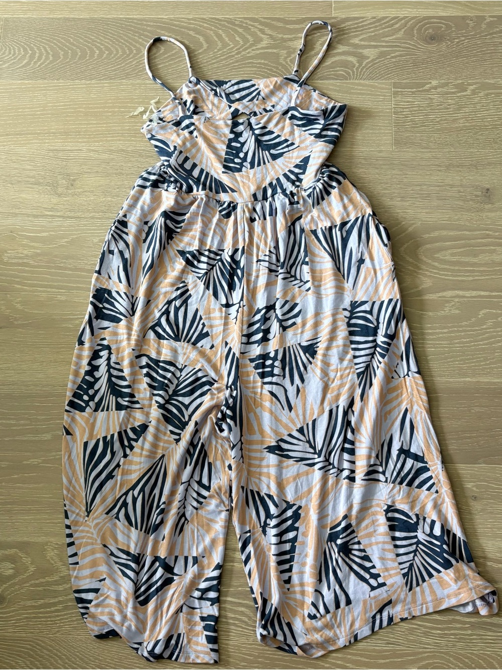 Fighting eel Spaghetti-Strap One-Piece Jumpsuit in Beige & Navy